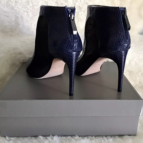 BCBGMAXAZRIA Ankle Booties Snake Print Black Leather/Lace Mesh Back Zip SZ 9. - Picture 3 of 4